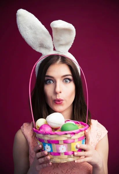 Linda joven con una cesta de huevo de Pascua — Foto de Stock