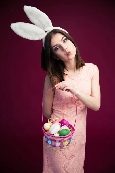 美丽的女子和一个复活节彩蛋篮子 — 图库照片