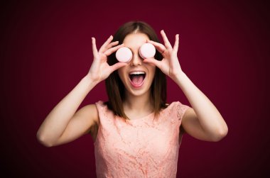 Gülümseyen kadın gözleri yuvarlak kurabiye ile kapanış