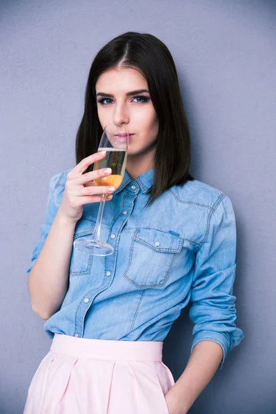 Carino giovane donna che beve champagne — Foto Stock