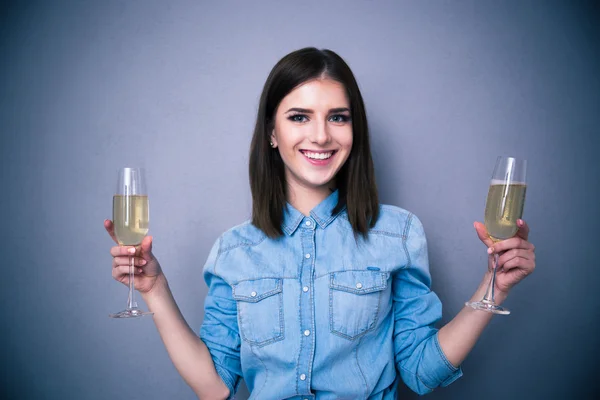 Leende kvinna med två glas champagne — Stockfoto