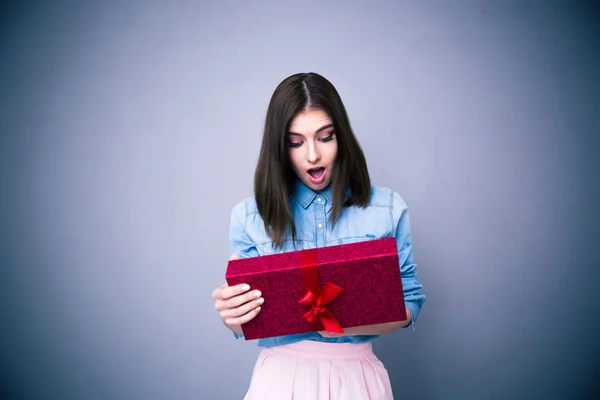 Shocked woman looking at gift — Stock Photo, Image