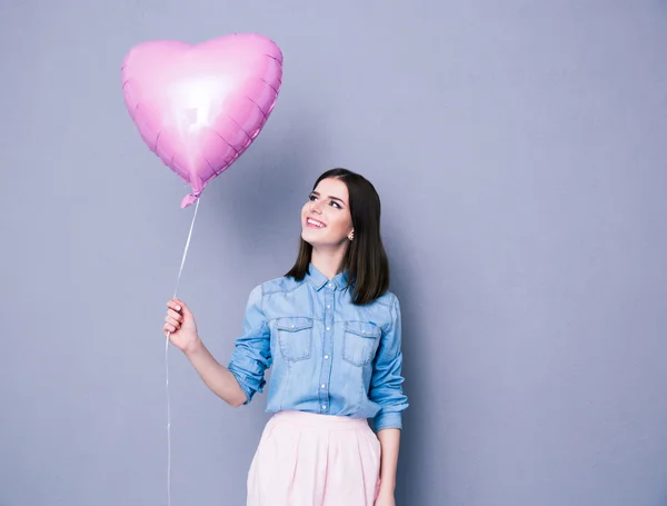 Mujer feliz sosteniendo globo sobre fondo gris —  Fotos de Stock