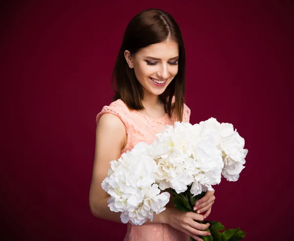 Retrato de una mujer feliz con flores —  Fotos de Stock