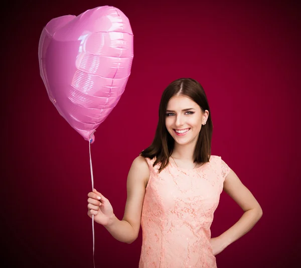 Улыбающаяся женщина держит воздушный шар — стоковое фото