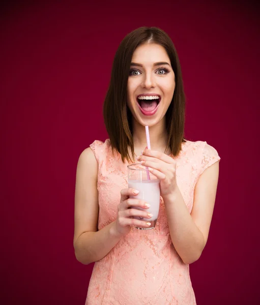 Mulher alegre bebendo iogurte — Fotografia de Stock