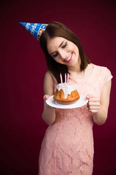 Mujer feliz sosteniendo pastel con velas —  Fotos de Stock