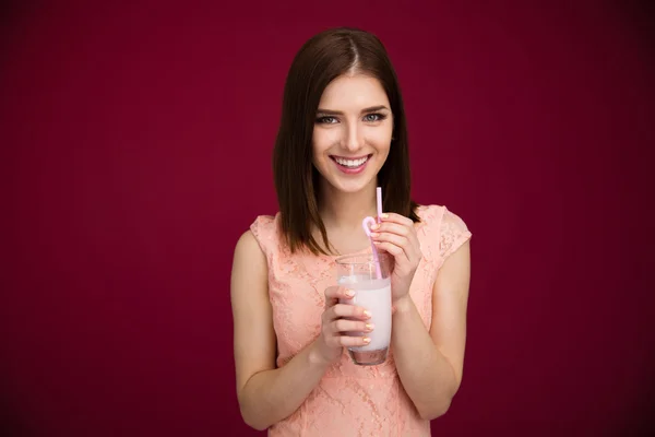 Gelukkige vrouw met glas met yoghurt — Stockfoto