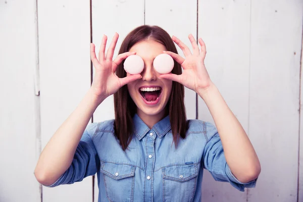 Mujer riendo cerrando los ojos con galletas redondas — Foto de Stock