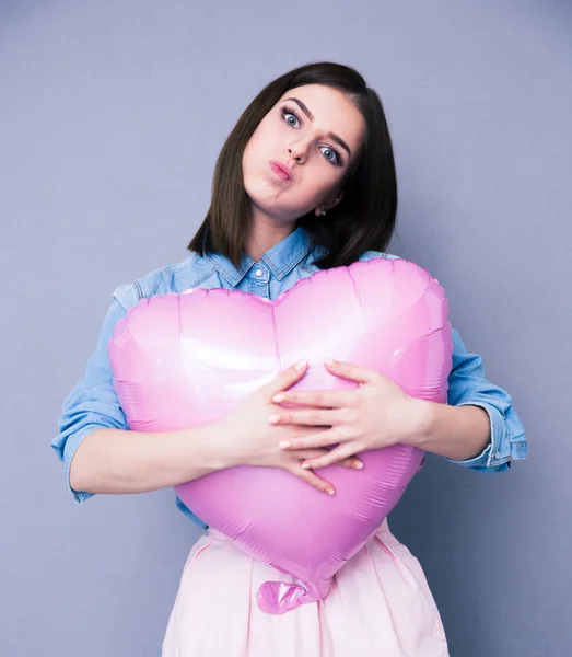 Offensé jeune fille tenant ballon en forme de coeur — Photo