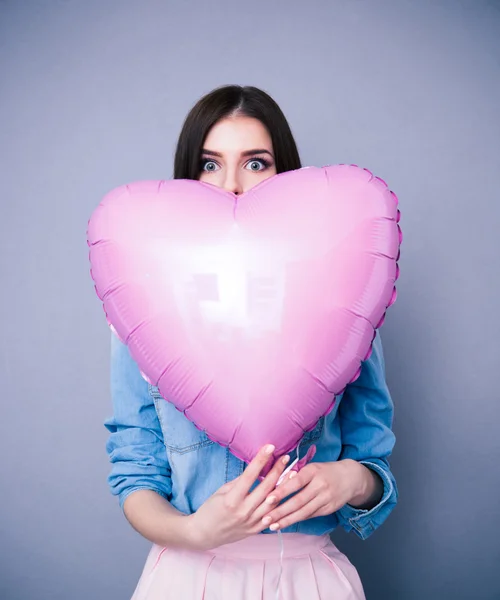 Kalp şekilli balon tutan bir kadın portresi — Stok fotoğraf