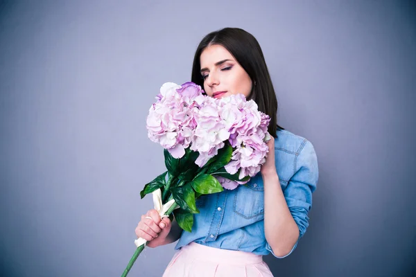 Молодая красивая женщина нюхает цветы — стоковое фото