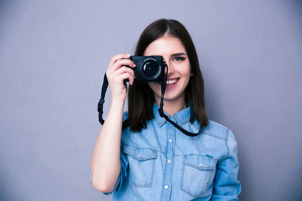 Gelukkige vrouw foto maken op camera — Stockfoto