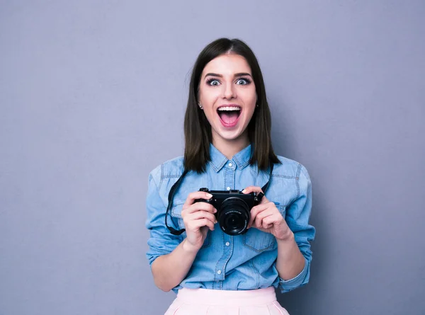 Erstaunt junge hübsche Frau mit Kamera — Stockfoto