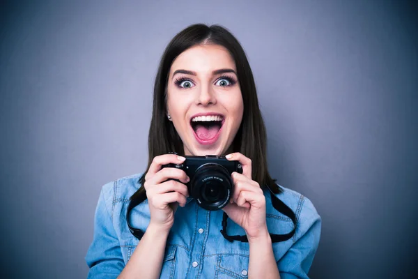 Veselá mladá žena hospodářství fotoaparát — Stock fotografie