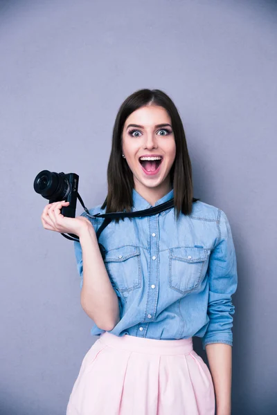 Sorpreso giovane donna carina che tiene la fotocamera — Foto Stock