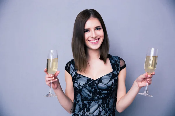 Leende kvinna med två glas champagne — Stockfoto