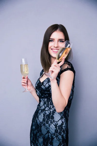 Mujer feliz sosteniendo dos copas de champán —  Fotos de Stock