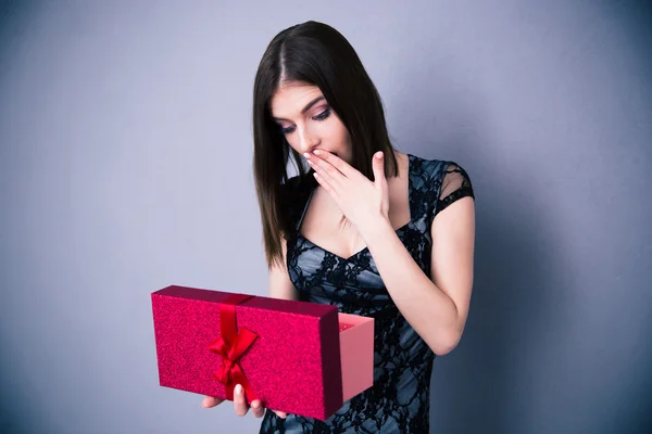 Amazed woman opening gift box — Stock Photo, Image