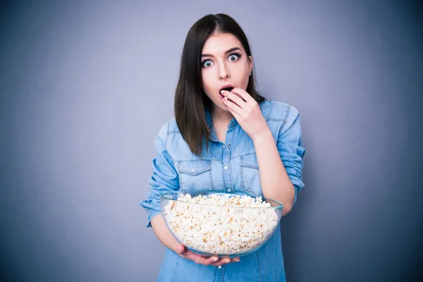 Jovem mulher surpreso comer pipoca — Fotografia de Stock
