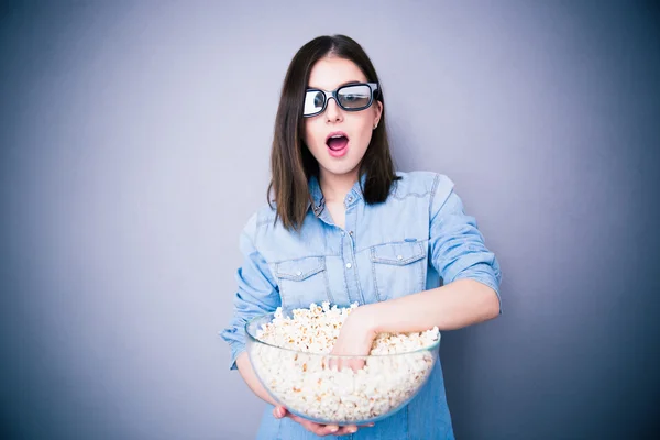 Mulher bonita surpreso no cinema vidros comer pipoca — Fotografia de Stock
