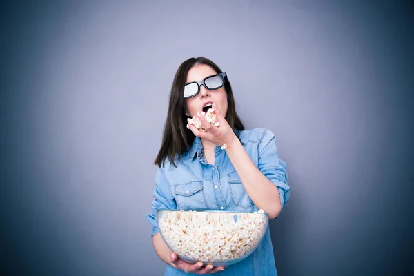 Mulher bonito em óculos de cinema comer pipoca — Fotografia de Stock