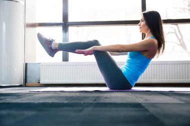 Mutlu genç kadın egzersiz yoga mat yapmak