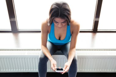 Akıllı telefon kullanan güzel uygun kadın