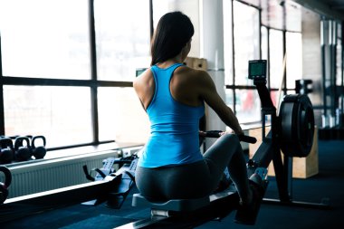 Genç kadın üzerinde simülatörü çalışma dışarı