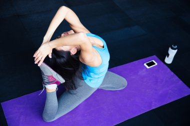 Genç kadın spor salonunda germe