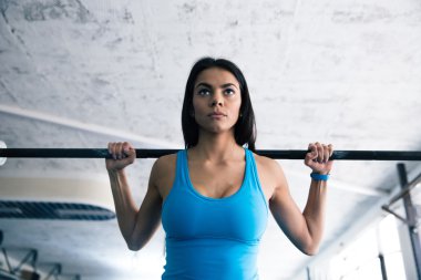 Barbell ile çalışma dışarı güzel kadın