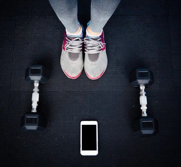 Nahaufnahme eines weiblichen Beines im Fitnessstudio — Stockfoto
