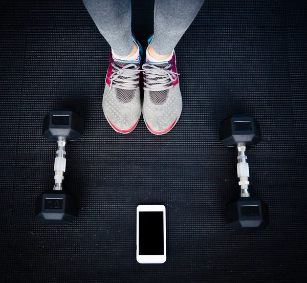 Imagen de primer plano de las piernas femeninas en el gimnasio —  Fotos de Stock