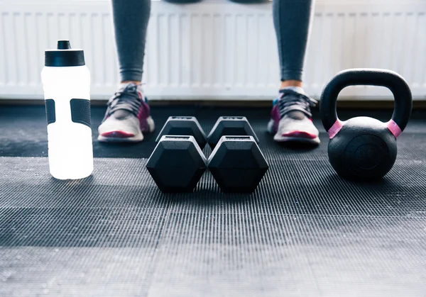 Närbild bild av en kvinna som sitter på gym — Stockfoto