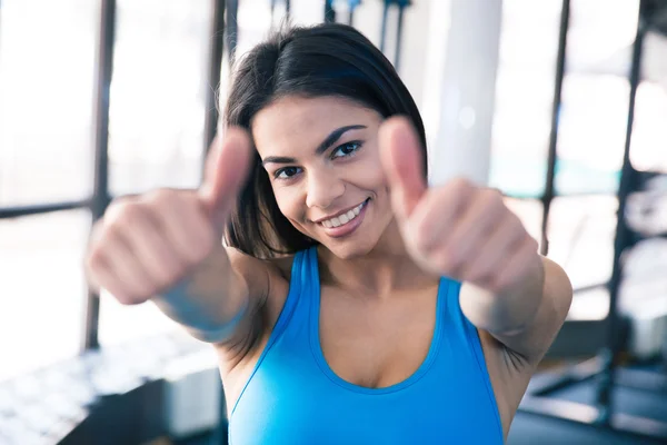 Feliz bela mulher mostrando polegar para cima — Fotografia de Stock