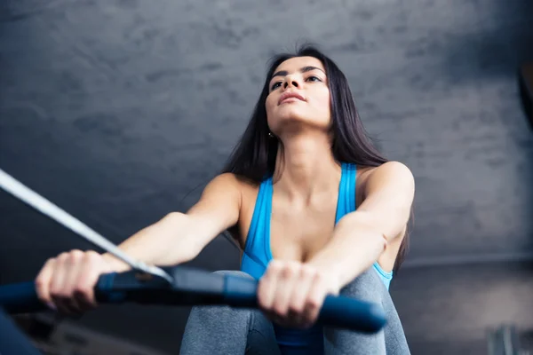 Mujer haciendo ejercicio en simulador de entrenamiento —  Fotos de Stock