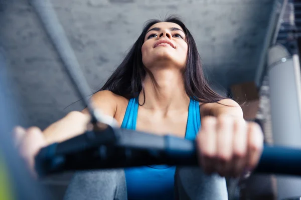 Leende vackra kvinna tränar på gym — Stockfoto