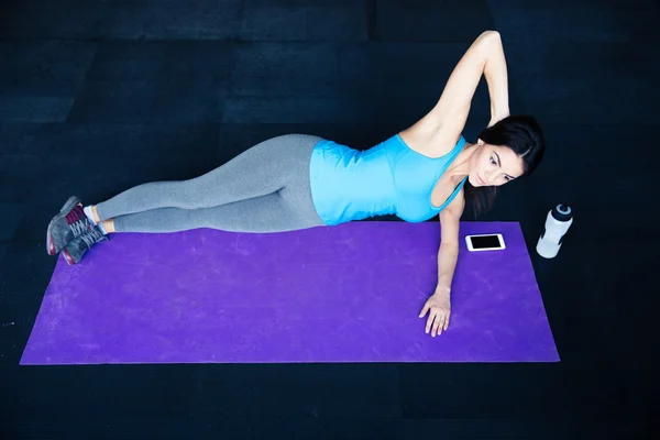 Hermosa mujer en forma haciendo ejercicio en estera de yoga —  Fotos de Stock