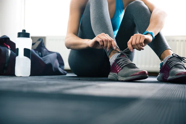 Mujer atando cordones — Foto de Stock