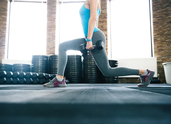 Imagen de cerca de una mujer que hace ejercicio con pesas —  Fotos de Stock
