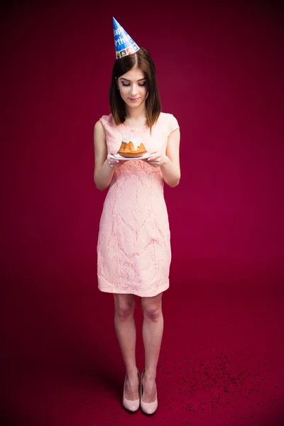 Mujer feliz sosteniendo pastel con velas —  Fotos de Stock