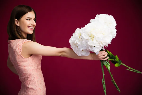 Lachende charmante vrouw met bloemen — Stockfoto