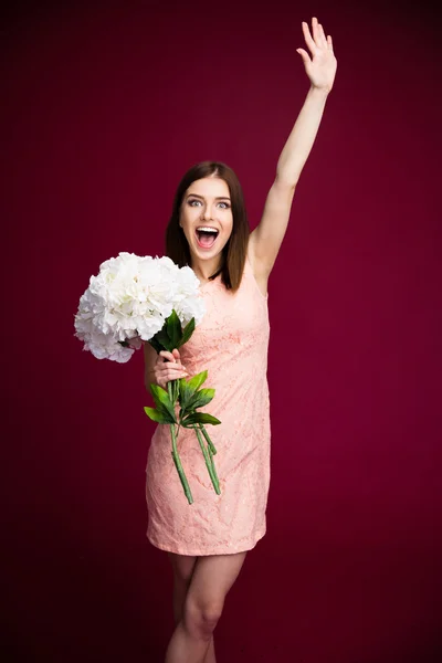Весела красива жінка тримає квіти — стокове фото