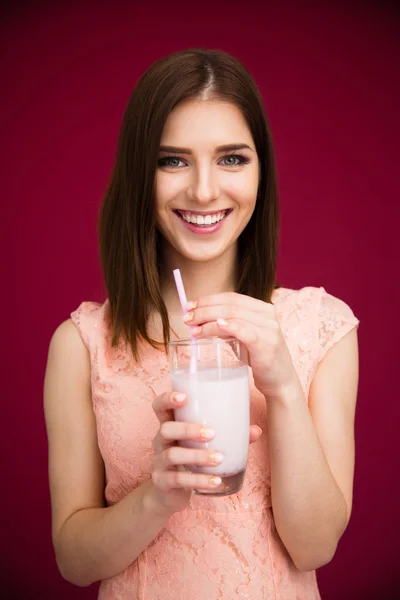 Lachende vrouw bedrijf glas met yoghurt — Stockfoto