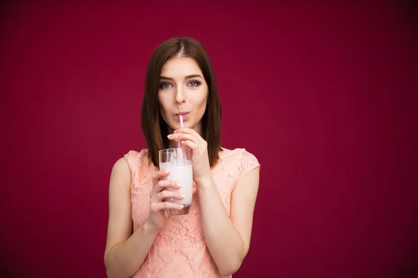 美しい女性の飲むヨーグルト — ストック写真