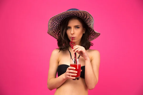 Junge Frau im Bikini trinkt Saft — Stockfoto
