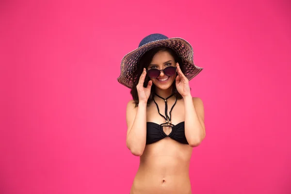 Mujer sonriente en traje de baño con sombrero y gafas de sol —  Fotos de Stock