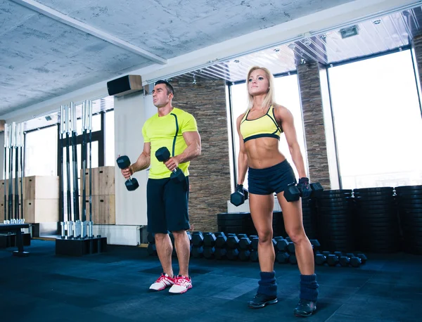 Mujer y hombre haciendo ejercicio con pesas —  Fotos de Stock