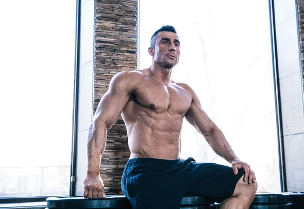Musclé cher homme reposant à la salle de gym — Photo