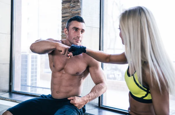 Muskulöser Mann mit Frau im Fitnessstudio — Stockfoto